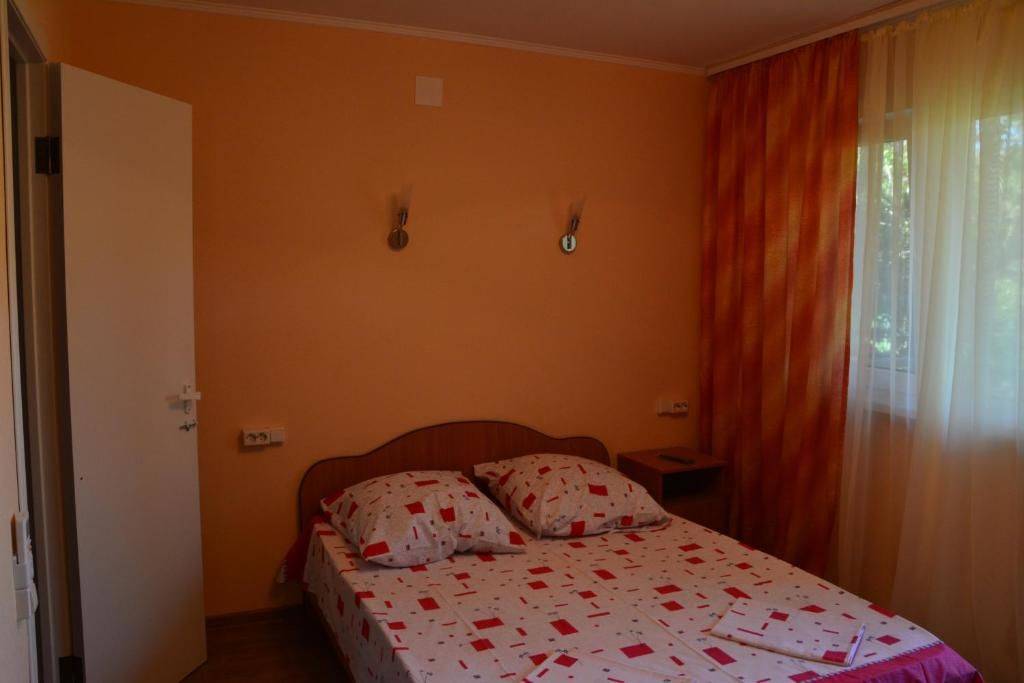 Фотографии номера Трехместный номер с видом на горы в Гостевом доме Гостевой дом Южная Пальмира Пицунда